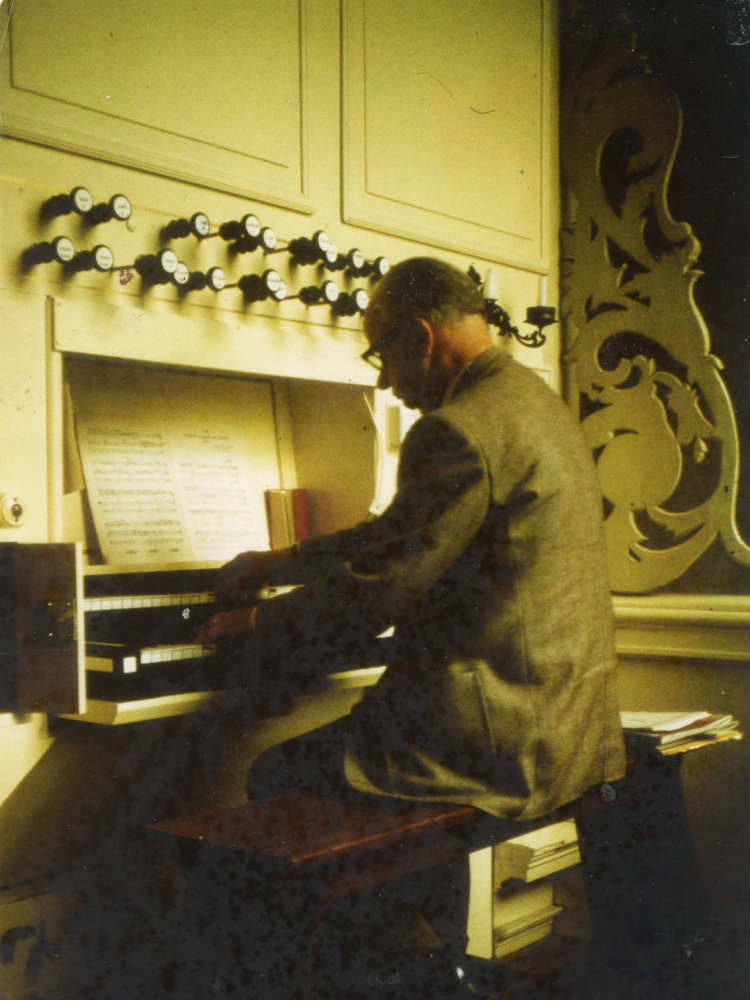 Bekijk detail van "Dhr. C. Boxman achter het orgel van de N.H. Kerk te Olst"