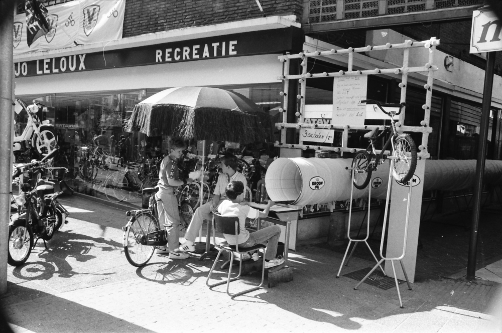 Bekijk detail van "Winkeliers Oranjestraat"