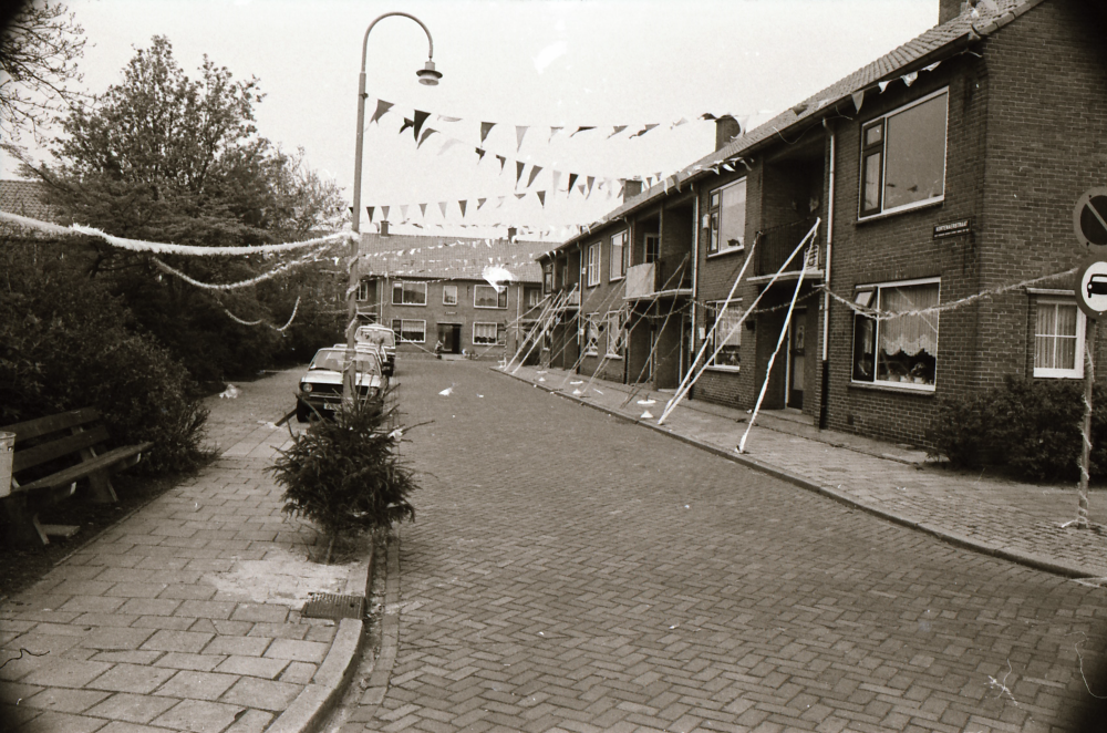 Bekijk detail van "Woningen Kortenaerstraat"