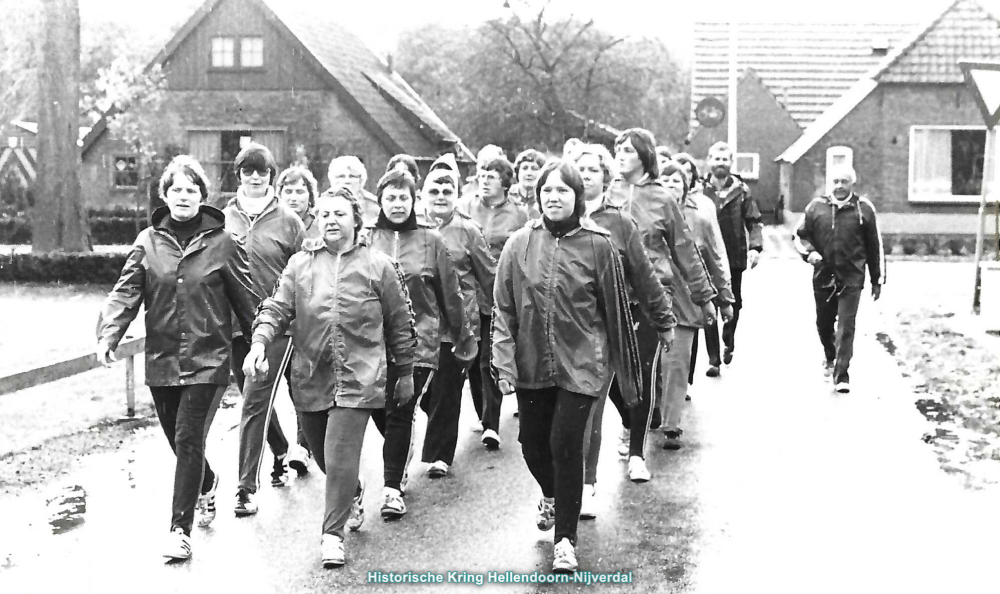 Bekijk detail van "Deelnemers aan de oliebollentocht"