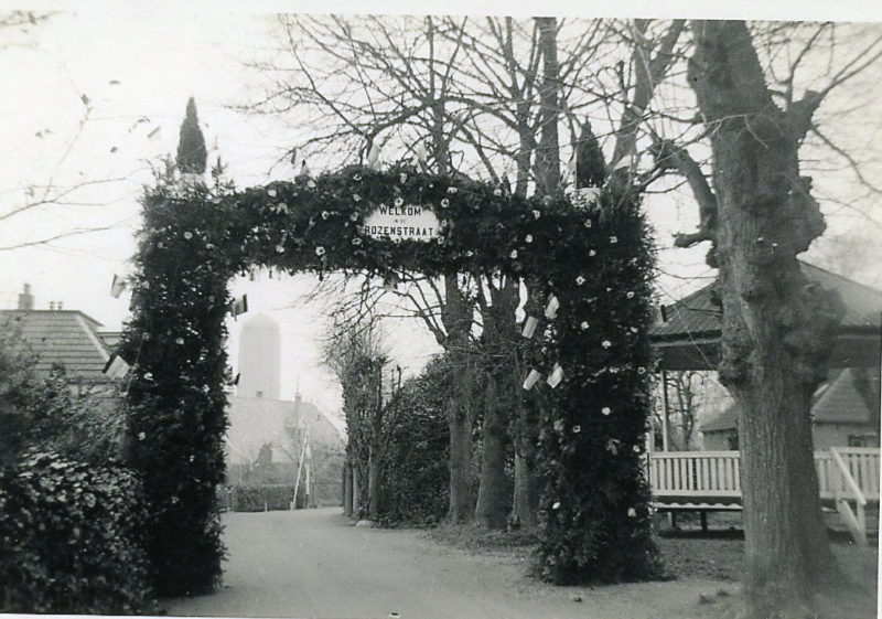 Bekijk detail van "Foto gemaakt vanaf de muziektent op het <span class="highlight">Kerkplein</span> richting de oude watertoren aan de ter Stegestraat, 1936?"