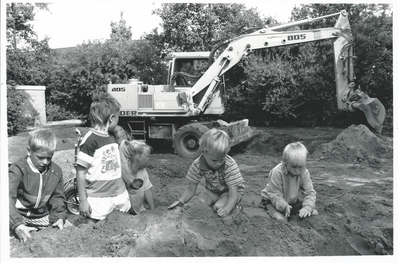 Bekijk detail van "Afgraven van grond toekomstige speeltuin, 1990"