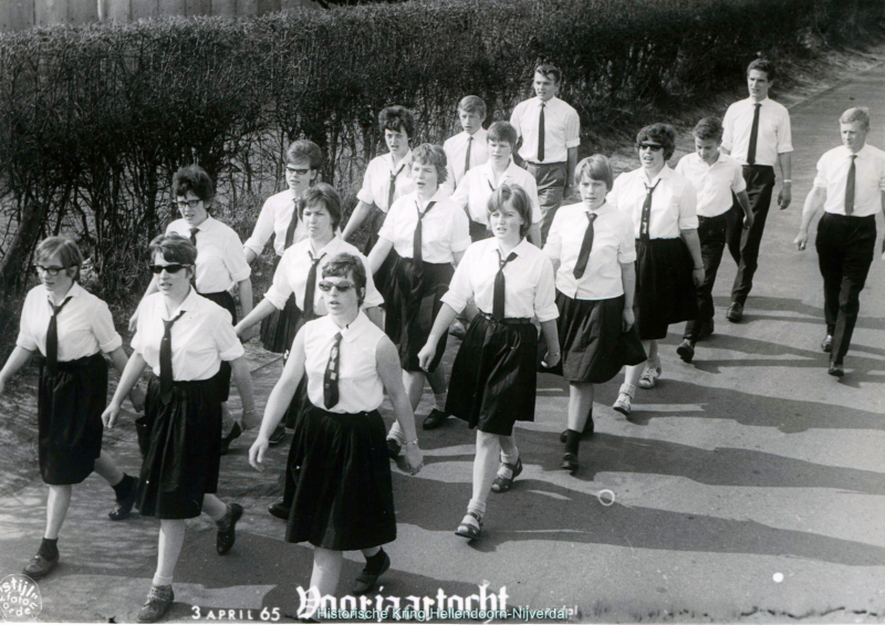 Bekijk detail van "Wandeltocht KWJ en VKJW voorjaar 1965"