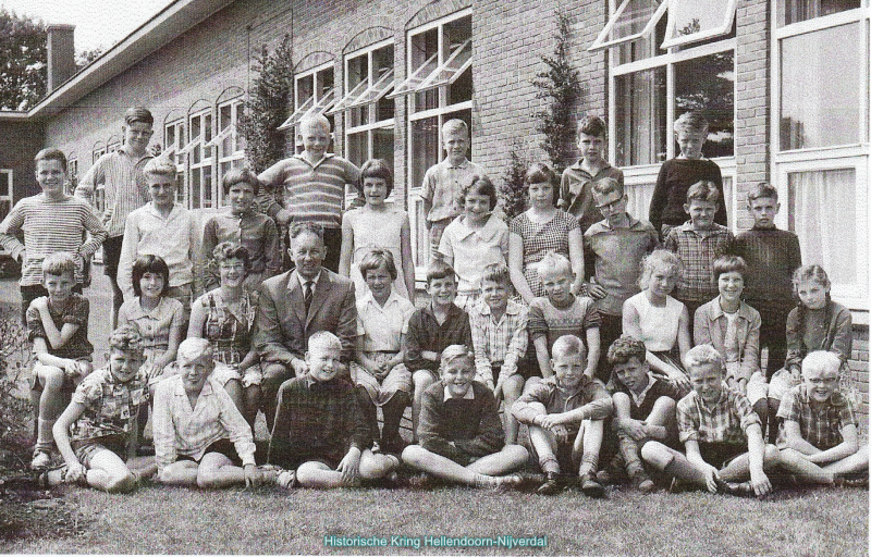 Bekijk detail van "Klas 6 Gereformeerde lagere School 1961"