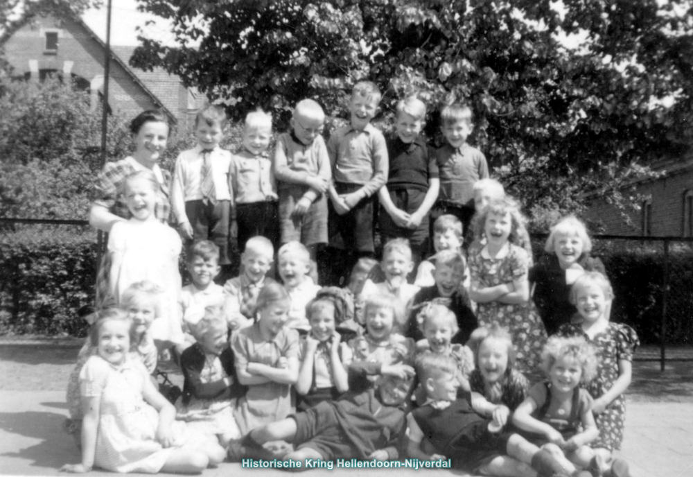 Bekijk detail van "Eerste klas 1ste Chr. Nat. School 1942 Op de achtergrond de Gereformeerde Kerk."