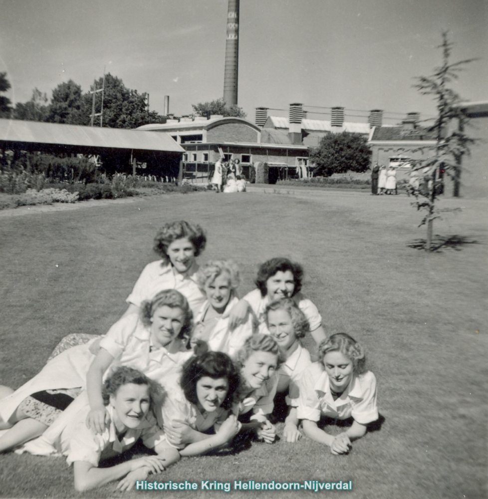 Bekijk detail van "Vrouwelijk personeel van de KSB 5 sept 1950"