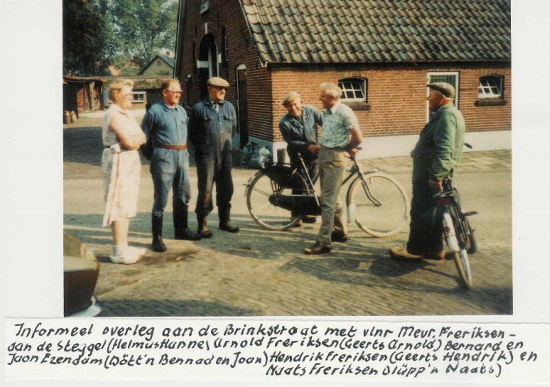 Bekijk detail van "Buurtoverleg bij de boerderij van Freriksen( Geert) aan de Brinkstraat"