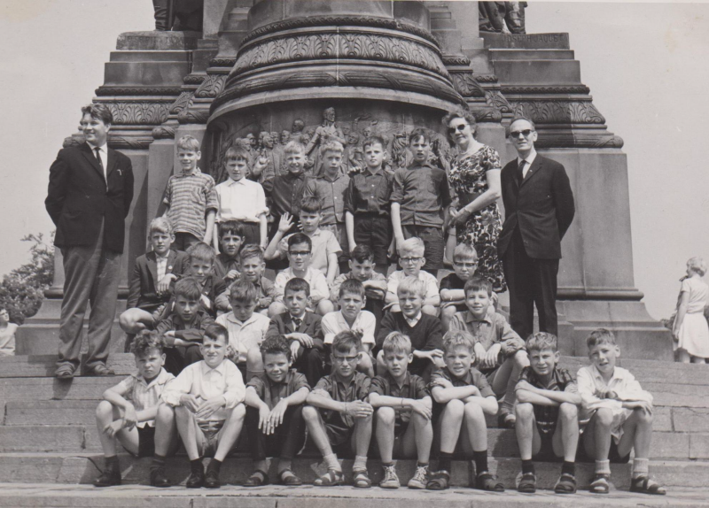 Bekijk detail van "Goor. 1962. Klas 6 van <span class="highlight">de</span> Paulusschool op Heeckeren tijdens schoolreisje naar Den Haag"