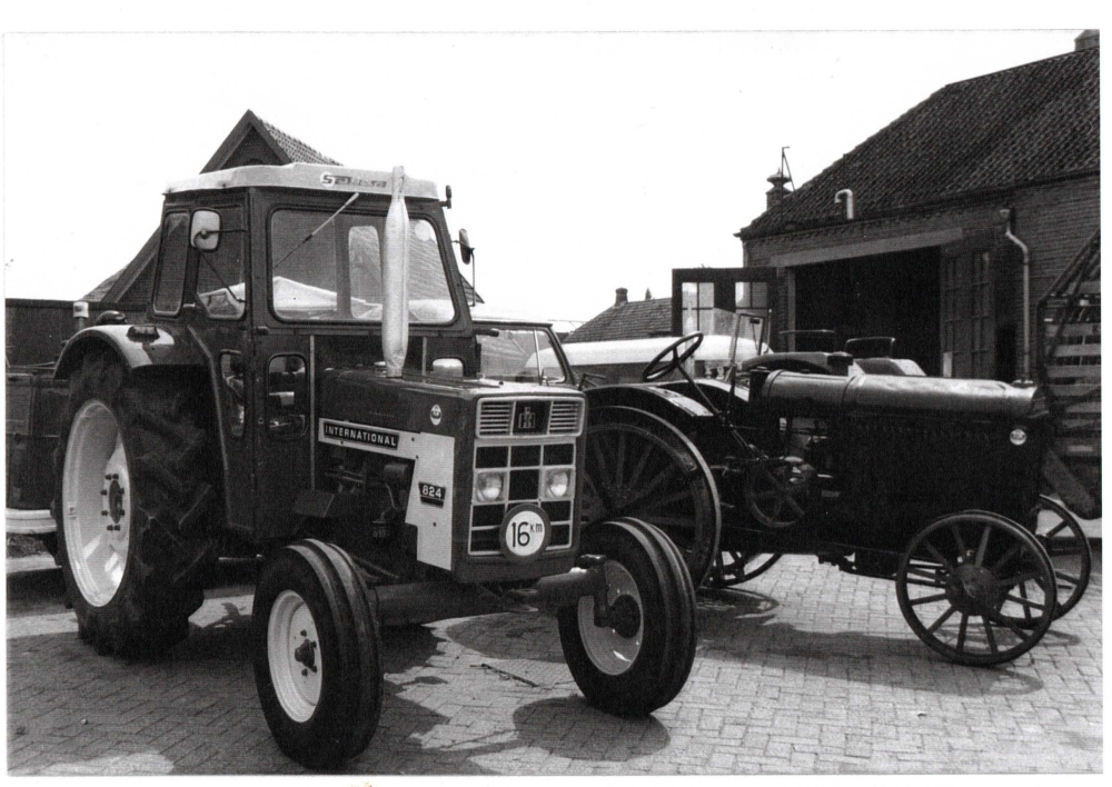 Bekijk detail van "Firma Olthof in Den Nul, oude en nieuwe tractor"