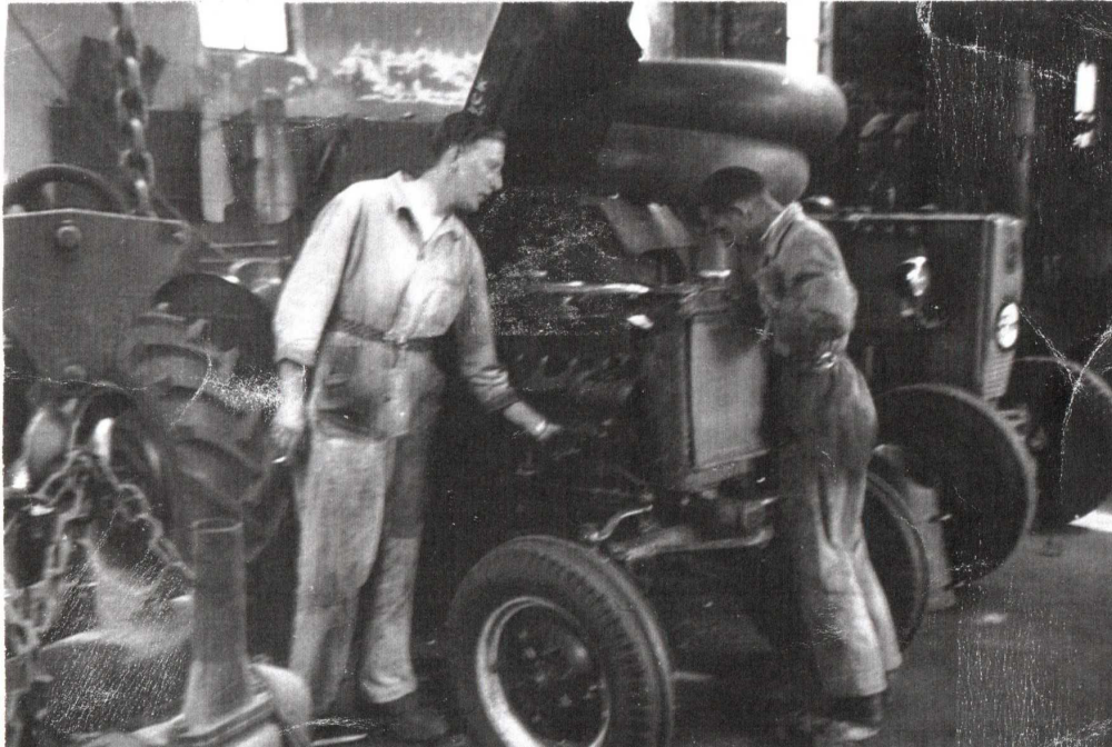 Bekijk detail van "Firma Olthof in Den Nul, reparatie tractor"