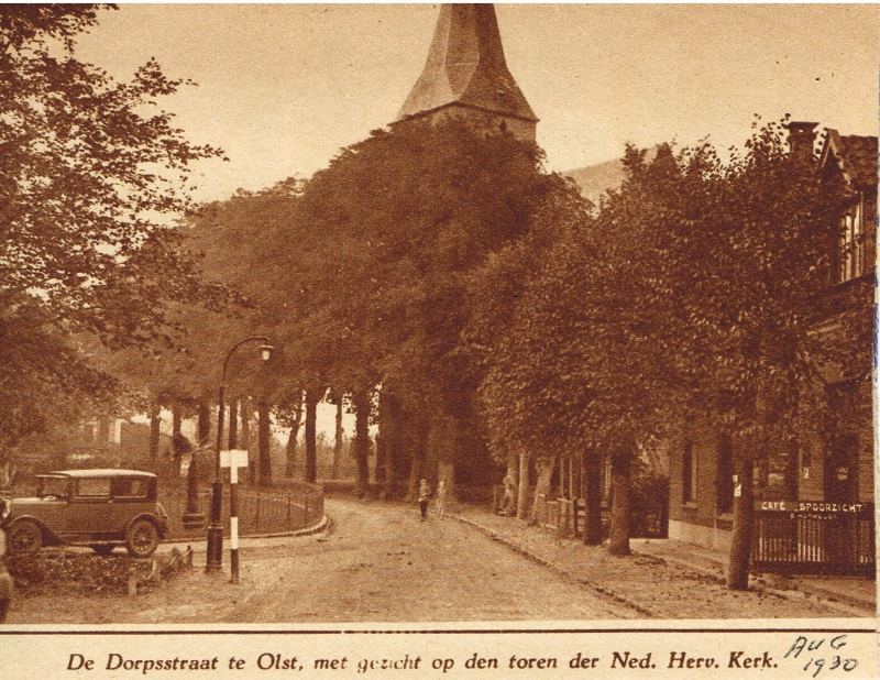 Bekijk detail van "Foto uit Eigen Erf: De Dorpsstraat met gezicht op den <span class="highlight">toren</span> der Ned. Herv. <span class="highlight">Kerk</span>, 1930"