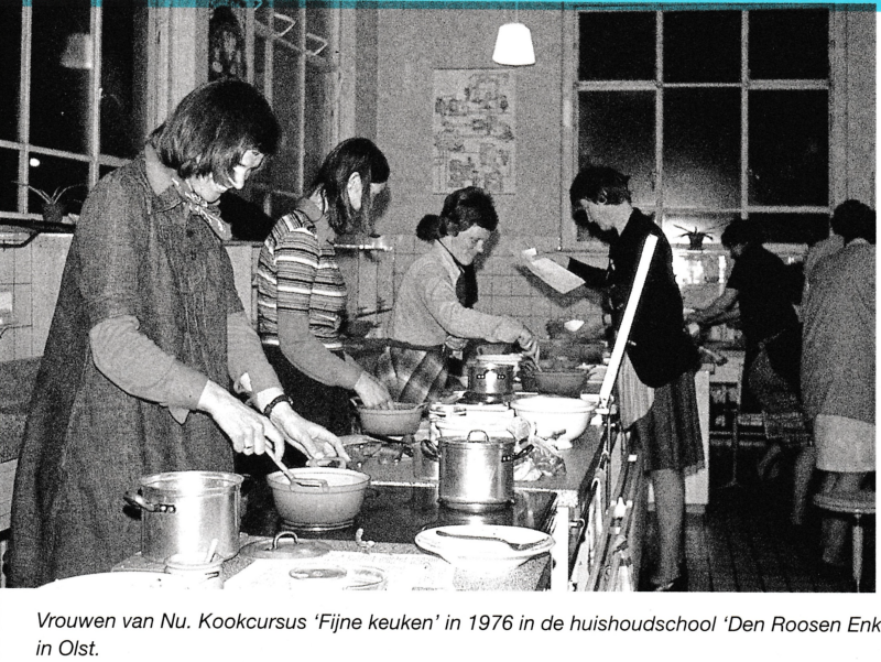 Bekijk detail van "Kijkje in de keuken van L.H. Den Roosen Enk, 1976"