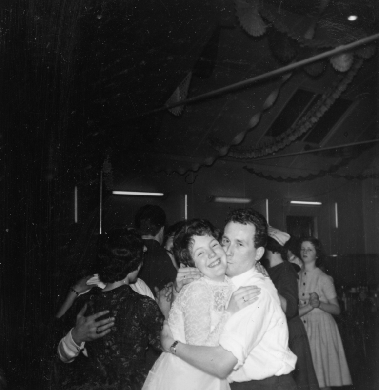 Bekijk detail van "Goor. 1960. Op de bruiloft van Jo Boeve en Annie Boeve-Slaghuis (Paté) danst Dick Scholte in 't Hoff met de bruid"