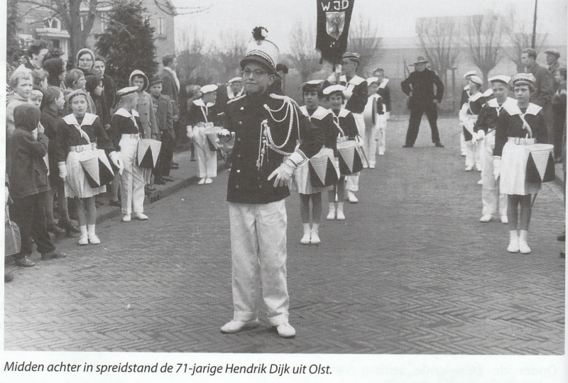 Bekijk detail van "Hendrik Dijk, instructeur marcheren Jeugd Drumband Wijhe"