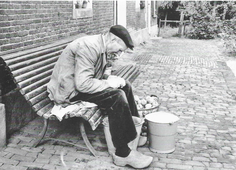 Bekijk detail van "Overleg aan de Brinkstraat bij de boerderij van Freriksen (Geert)"