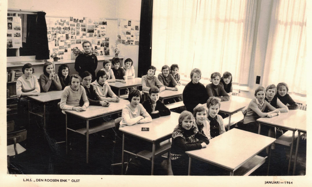 Bekijk detail van "Klassefoto L.H.S. Den Roosen Enk,  januari 1964"
