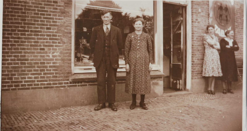 Bekijk detail van "Frits Schuitemaker en vrouw voor hun winkel"