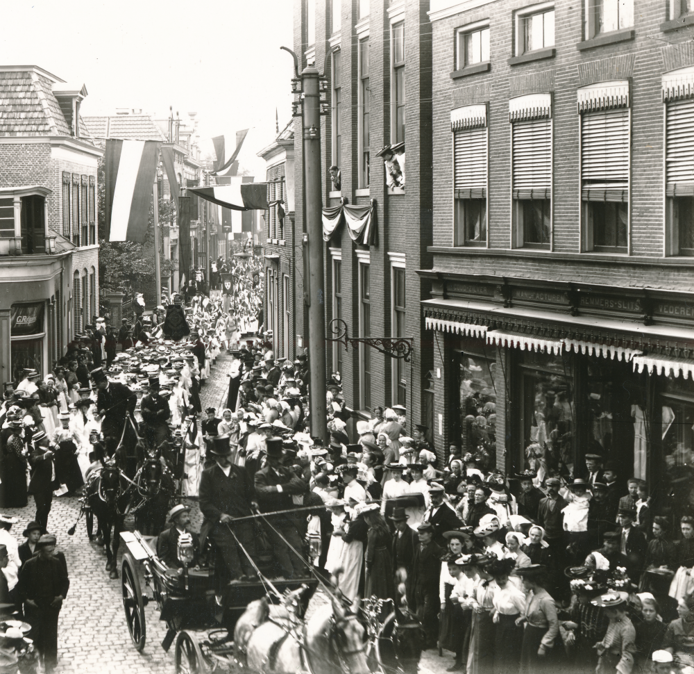 Bekijk detail van "Kroningsfeest H.M. Koningin Wilhelmina"