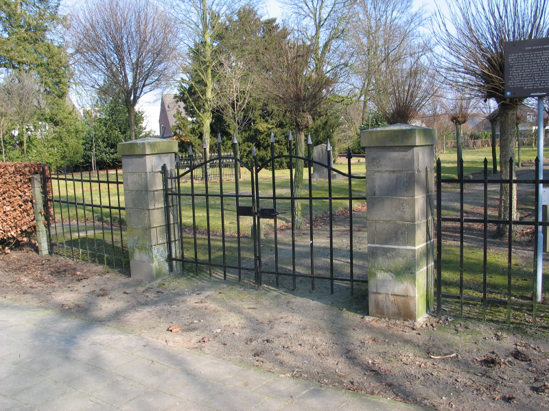 Bekijk detail van "Goor. 2006. Ingang oude begraafplaats aan de Laarstraat 36"