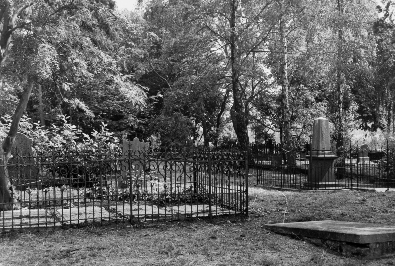 Bekijk detail van "Goor. 1983. Oude begraafplaats aan de Laarstraat 36"