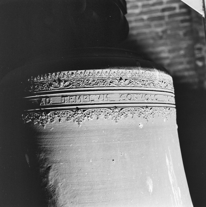 Bekijk detail van "Goor. 1989. Interieur toren NH kerk, opschrift op F. & P. Hemony-klok, gegoten in 1646"