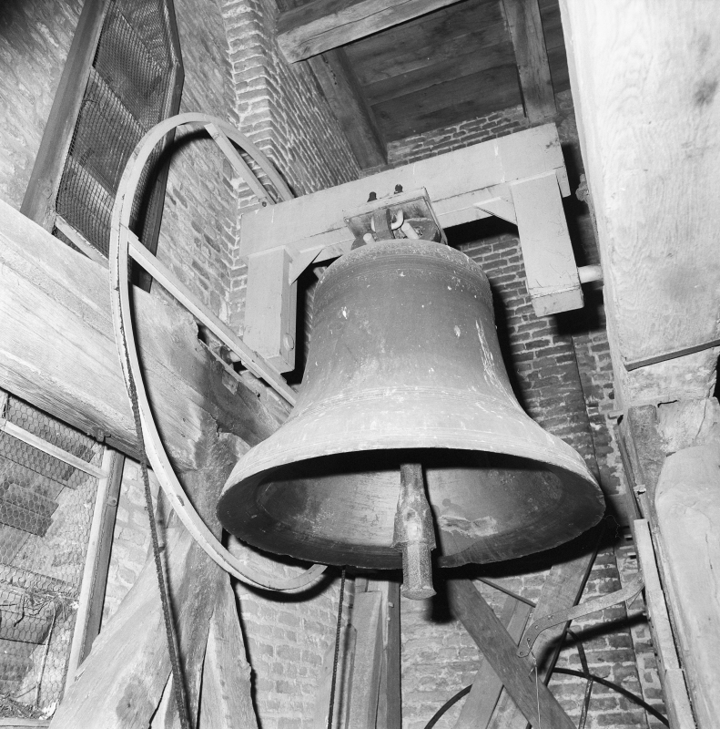 Bekijk detail van "Goor. 1989. Interieur toren NH kerk, F. & P. Hemony-klok, 1646"