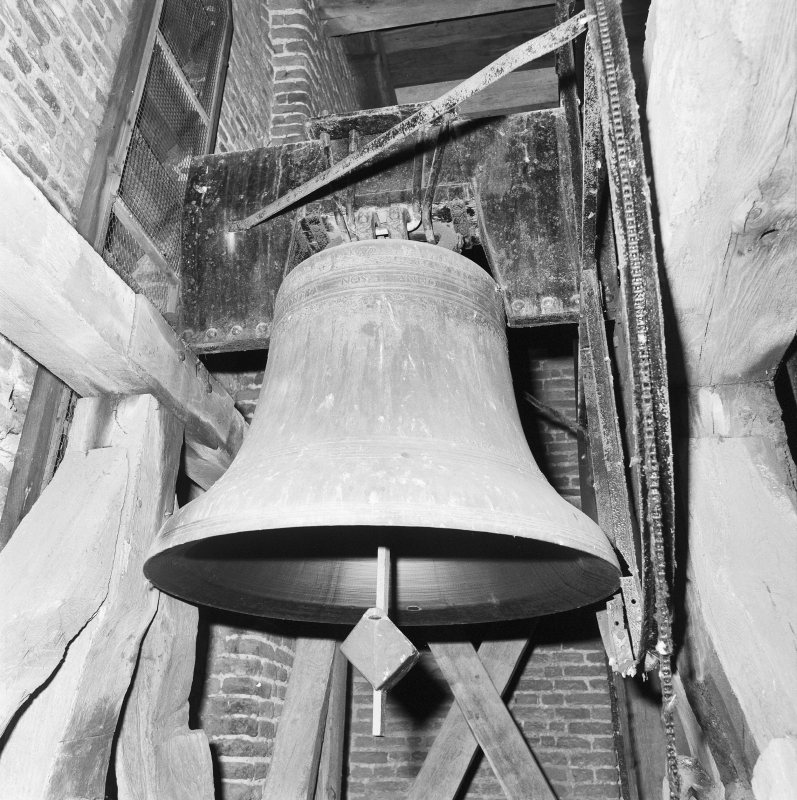 Bekijk detail van "Goor. 1989. Interieur toren NH kerk, hergoten F. & P. Hemony-klok uit 1646. Hergoten in 1959 door B. Eysbouts, diameter 116 cm"