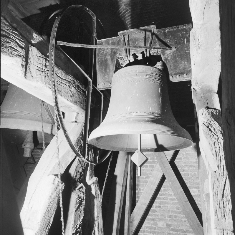 Bekijk detail van "Goor. 1989. Interieur toren NH kerk, hergoten F. & P. Hemony-klok uit 1646. Hergoten in 1959 door B. Eysbouts"