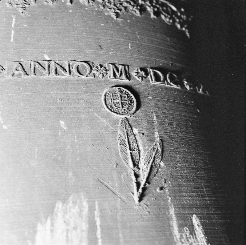 Bekijk detail van "Goor. 1989. Interieur toren NH kerk, detail van jaartal 1646, opschrift F. & P. Hemony-klok"