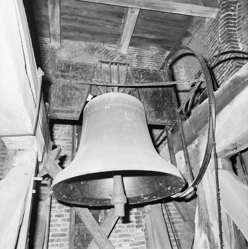 Bekijk detail van "Goor. 1989. Interieur NH kerk, F. & P. Hemony-klok, hangend in de toren. De klok is gegoten in 1646; de diameter is 146,8 cm."