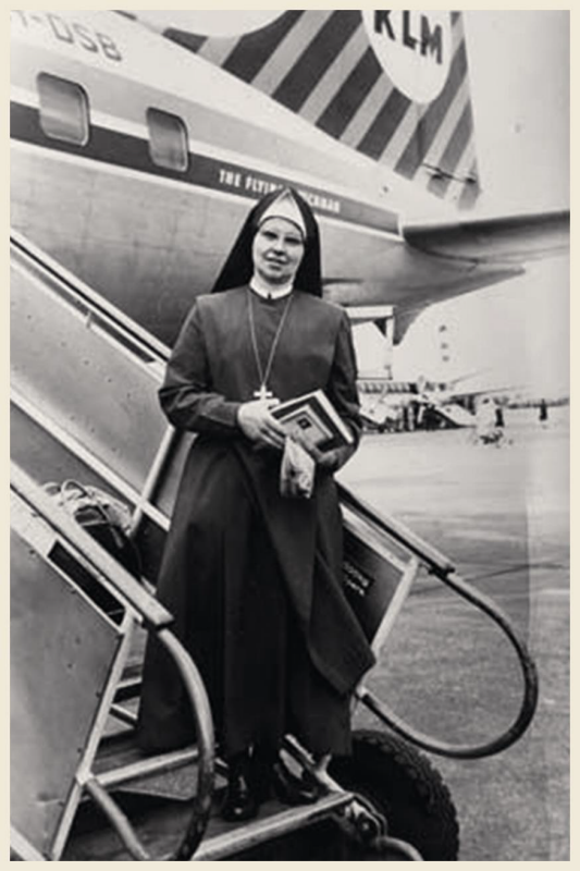 Bekijk detail van "Zuster Marianna op de vliegtuigtrap op weg naar Kenia."