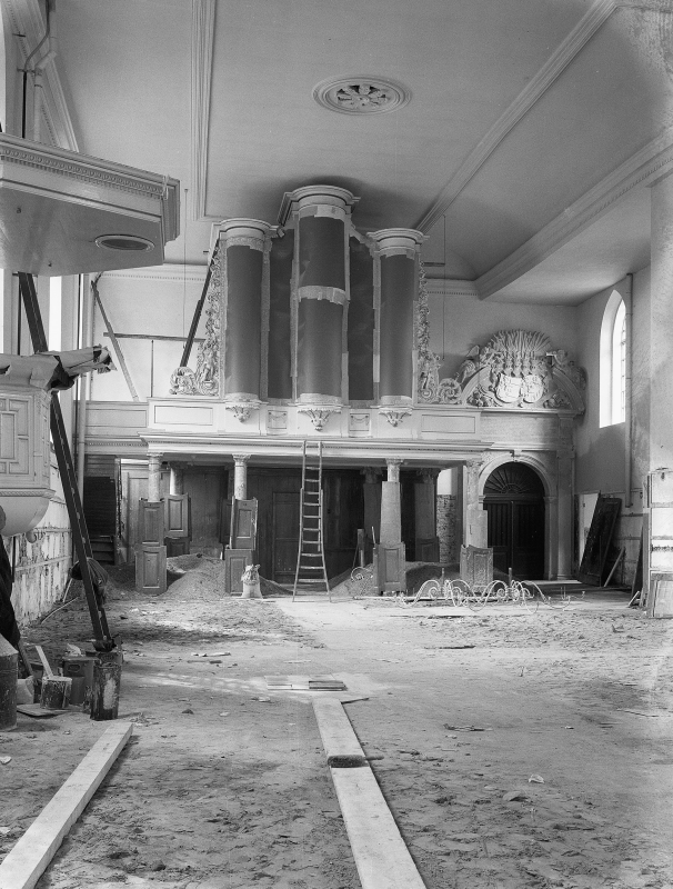 Bekijk detail van "Goor. 1938. Interieur NH kerk tijdens restauratie"