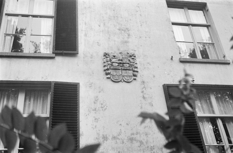 Bekijk detail van "Goor. 1967. Wapensteen aan gevel Huize Heeckeren"