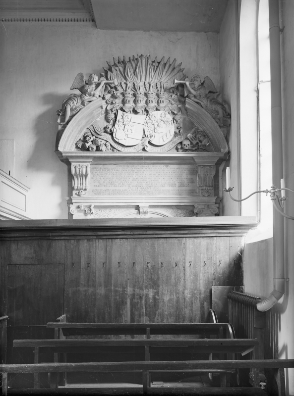 Bekijk detail van "Goor. 1931. Interieur NH kerk, omlijsting toegang grafkapel"