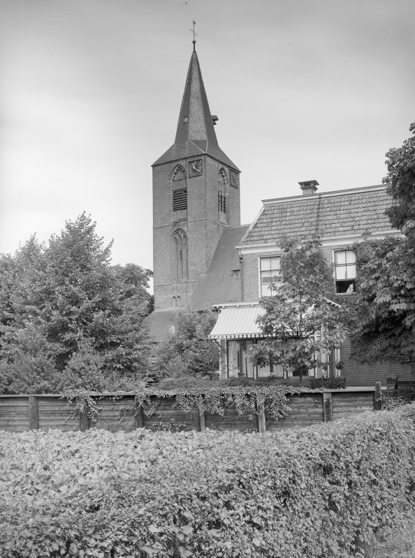 Bekijk detail van "Goor. 1931. Toren van de NH kerk. Rechts de villa van Jannink, later (1953) gemeentehuis"