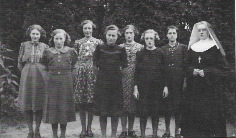 Bekijk detail van "cursisten van de naaischool van de zusters in 1941"