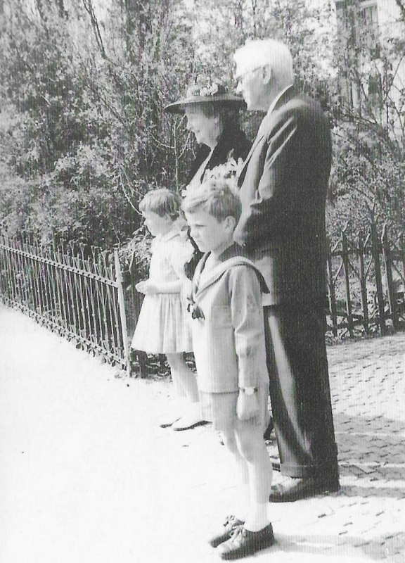 Bekijk detail van "Echtpaar Veldhuyzen van Zanten in 1957"