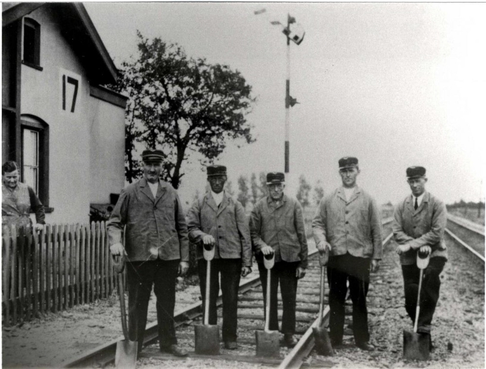 Bekijk detail van "Het personeel op het station van Wierden deel 3"