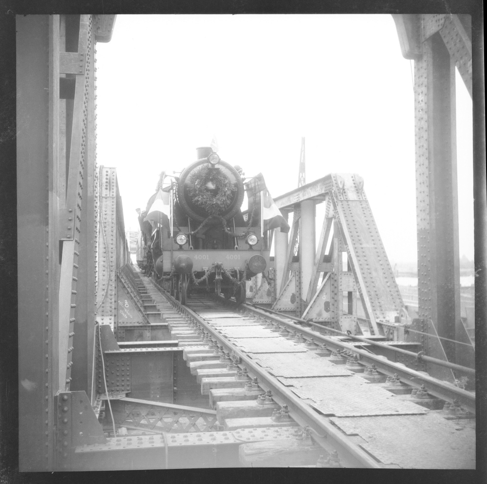 Bekijk detail van "1946: de eerste trein rijdt over de spoorbrug van de IJssel"