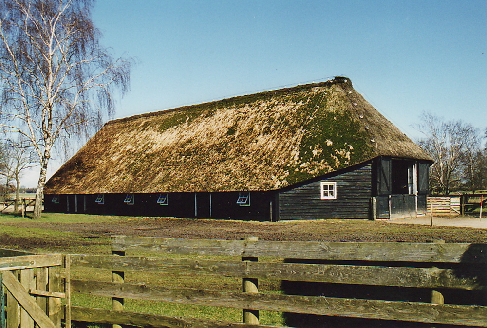 Bekijk detail van "Ploeg Soweco Almelo bouwde de schaapskooi in het Wierdense veld aan de Hortmeerweg."