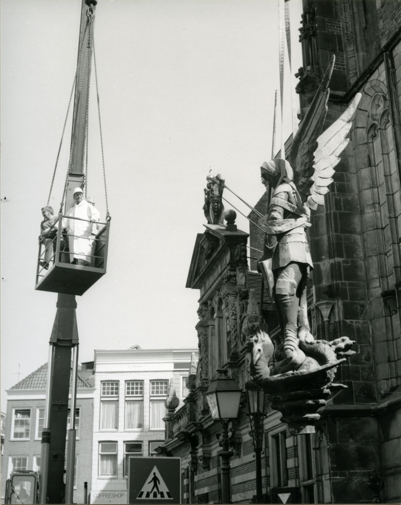 Bekijk detail van "Grote Markt - Michaël, de beschermengel van Zwolle"