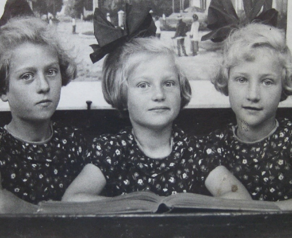 Bekijk detail van "Drie zussen tijdens de oorlog"