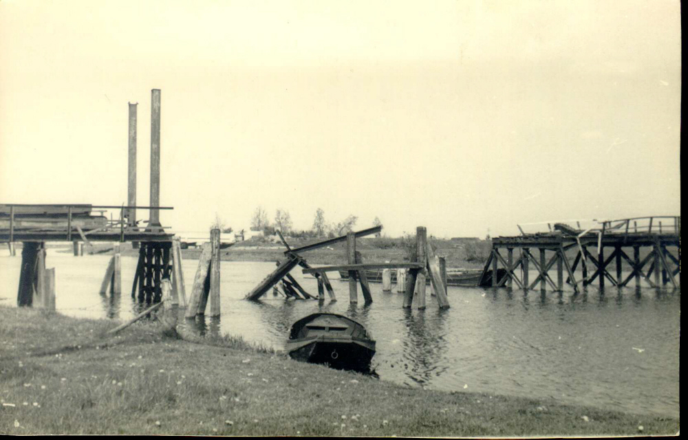 Bekijk detail van "Bommen op de spoorbrug over de Vecht bij Zwolle"