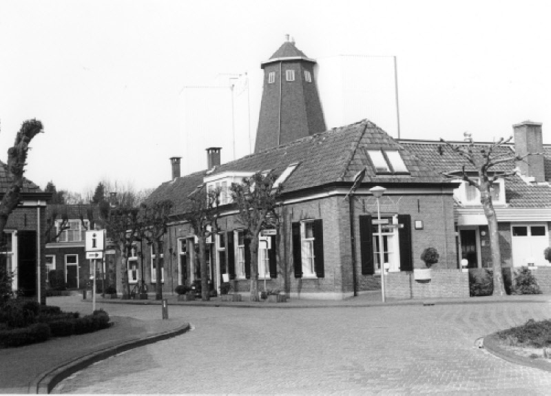 Bekijk detail van "Kappers 150 jaar geleden knusse tapperij in Lenther Marke"