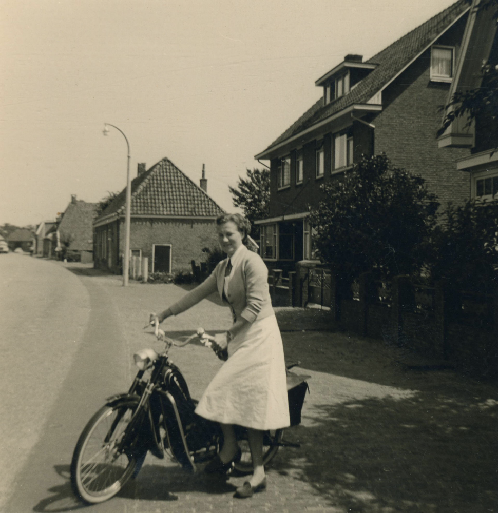 Bekijk detail van "Diny Huizing Wijkverpleegster begon in 1957"