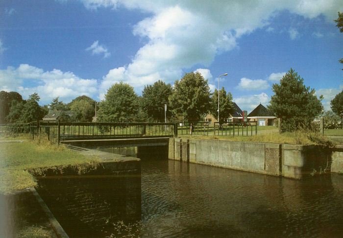 Het eind, of het begin, van de Lutterhoofdwijk bij Coevorden in augustus 1998.