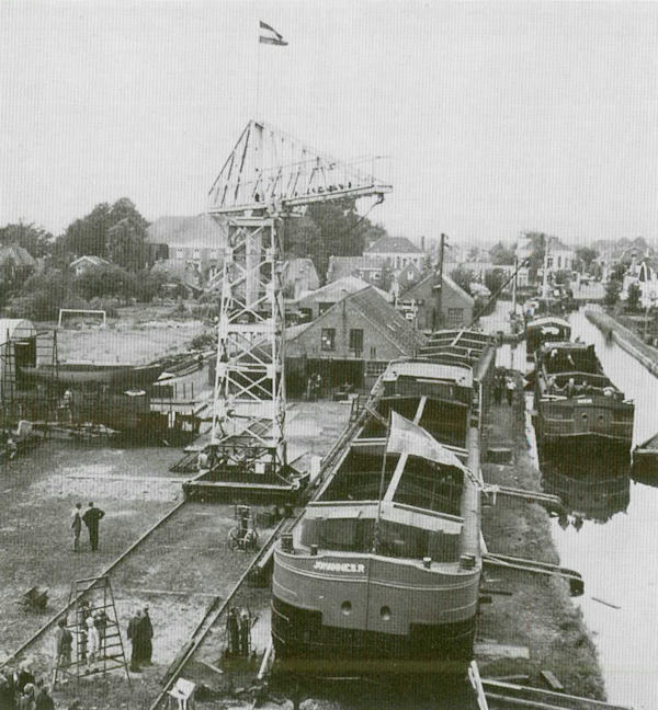Scheepsbouw Peters N.V., betonindustrie 'Albo' in Dedemsvaart en de Cooperatieve Aan- en Verkoopvereniging Slagharen werden opgevoerd in de brochure 'Scheepsbeweging op de Dedemsvaart in 1962'.
