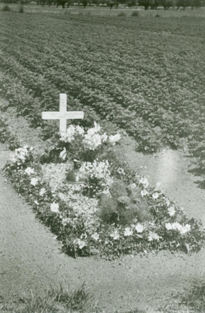 Luitenant Anderson werd voor de boerderij van Van Dam in de toenmalige Koestraat door de Duitsers begraven.