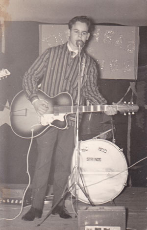 Gerrit Nieuwenhuis met Conrad gitaar op muziekfestival 't Lansink 1962.