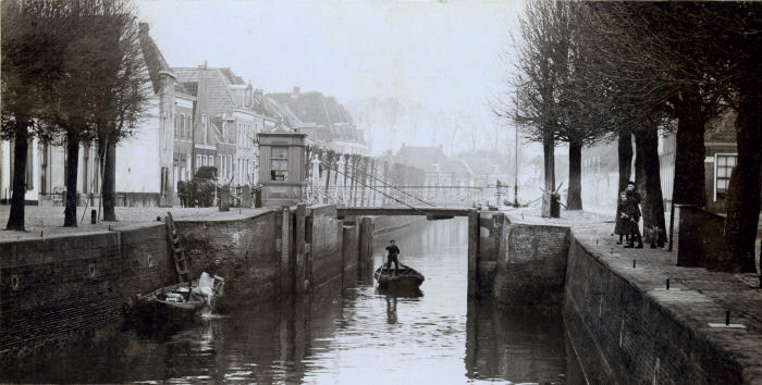 Voormalige schutsluis in Hasselt met draaibrug. (De Dedemsvaart 26)